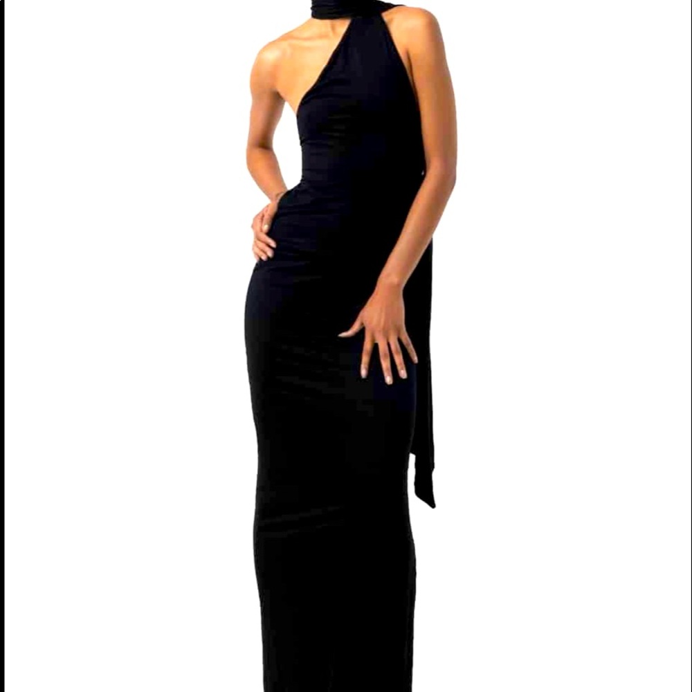 Black dress ! Never worn , tried it on and size doesn’t fit !